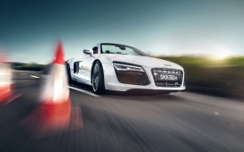 高清晰白色公路上驰骋的奥迪R8超跑壁纸桌面下载