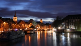 法国斯特拉斯堡城市河边夜景壁纸