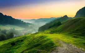 高清晰绿色山丘美景