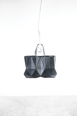 FINELL推出首张手袋系列-第一个新奢华手袋系列，继续专注于剪影，这些几何袋取灵感来源于折纸与他们面形式