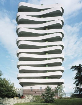 巴黎白色波浪阳台公寓建筑-纹波层在其最宽处3.2米，甲板有30平方米邻客