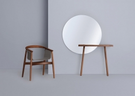 弗洛里安・施密德的两条腿桌子-一对组合墙的镜子和梳妆台
