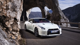 停靠在山洞中的白色日产GTR高清跑车壁纸下载