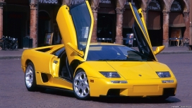 高清晰开了门的黄色兰博基尼壁纸下载