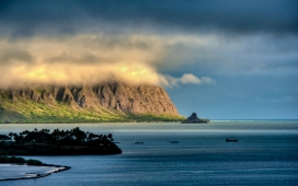 乌云下的海岸线美景