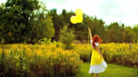 高清晰野外森林放黄色气球的姑娘