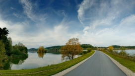 高清晰漂亮的泊油路赛道壁纸