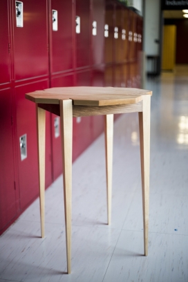 八角形凳子设计-由枫木和胡桃木两种不同木材相结合，产生更多的对比和乐趣