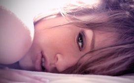 高清晰趴在床上的欧洲美女壁纸