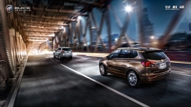 追逐-行驶在桥上开了灯光的咖啡金别克昂科威壁纸下载