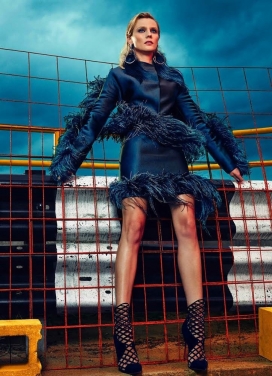 黛安・克鲁格-Flaunt杂志-探讨生动的饱和羽毛色彩时装图像