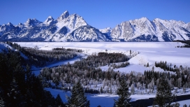 高清晰冬季雪山湖美景