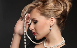 高清晰美诱欧美金发美女侧面宽屏壁纸图片下载