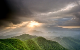 高清晰乌云下的阳光山丘壁纸