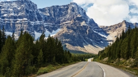 高清晰山林路壁纸