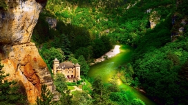 法国拉瓦尔绿山深谷河流小屋美景