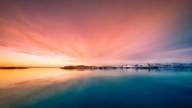 冰岛布雷扎湾晚霞倒影美景