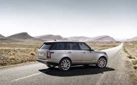 高清晰停在荒郊野外的路虎新一代揽胜壁纸下载