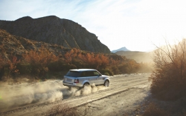 驰骋的路虎新一代揽胜壁纸下载下载