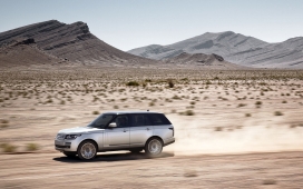 行驶在沙漠中的路虎新一代揽胜侧面壁纸下载下载