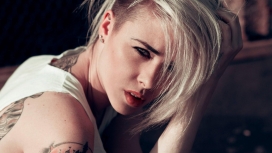 高清晰纹身金发女郎壁纸下载