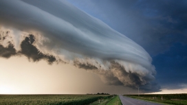 公路边的飓风美景