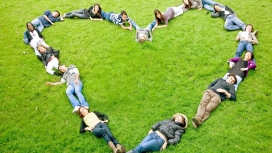高清晰绿色草坪上用人排成的心形壁纸