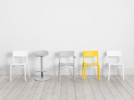 爱设计-可叠放的经济实惠IKEA白色椅子设计-斯德哥尔摩设计工作室作品-斯堪的纳维亚木框架，清爽的浅灰色白色和75％的聚丙烯玻璃纤，让椅子增添了几分温馨