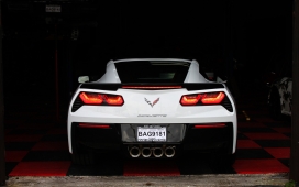 高清晰白色雪佛兰克尔维特尾部壁纸图片下载