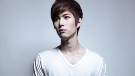 高清晰穿白色V型领T恤衫的陈学冬