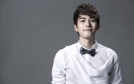 高清晰穿白色衬衣黑领结的陈学冬桌面图片壁纸下载