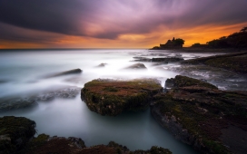 高清晰壮观的云河岩石美景