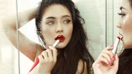 镜子面前涂口红的演员歌手Ailee樊蕊