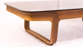 Krafta咖啡茶几桌设计-烟熏玻璃面板，胡桃木和橡木基板