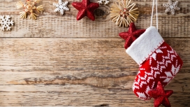 手工制作的针织圣诞红鞋装饰品