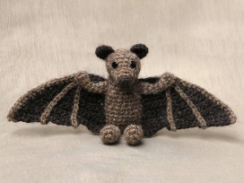 Brutus-针织咖啡色蝙蝠熊玩具