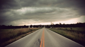 高清晰双黄线公路壁纸