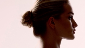 高清晰英国名模Rosie Huntington-Whiteley-罗西・汉丁顿・惠特莉侧面壁纸桌面下载