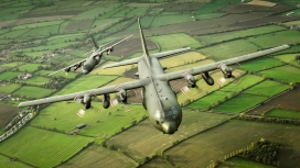 高清晰绿田上空的C 130K 大力神战斗机壁纸
