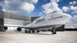 高清晰蓝天白云下的德国汉莎航空飞机壁纸