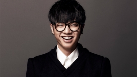 戴眼镜露齿大笑的中国男歌手华晨宇壁纸下载