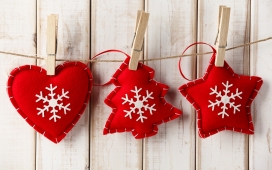 手工制作的红色心型圣诞雪花装饰品