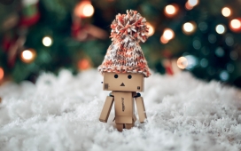 雪中的可爱小纸盒人