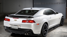 高清晰白色雪佛兰科迈罗大黄蜂（Chevrolet）尾部壁纸下载