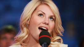 拿话筒唱歌的Elisha Cuthbert-伊丽莎・库斯伯特