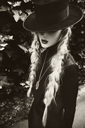 金发小辫子阿米什家庭-LOFFICIEL乌克兰