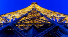 夜晚下的金碧辉煌埃菲尔铁塔