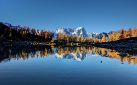 高清晰雪山湖倒影壁纸