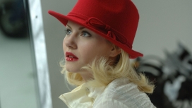 戴红色帽子的Elisha Cuthbert-伊丽莎・库斯伯特