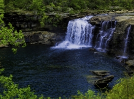 高清晰深水潭瀑布壁纸
